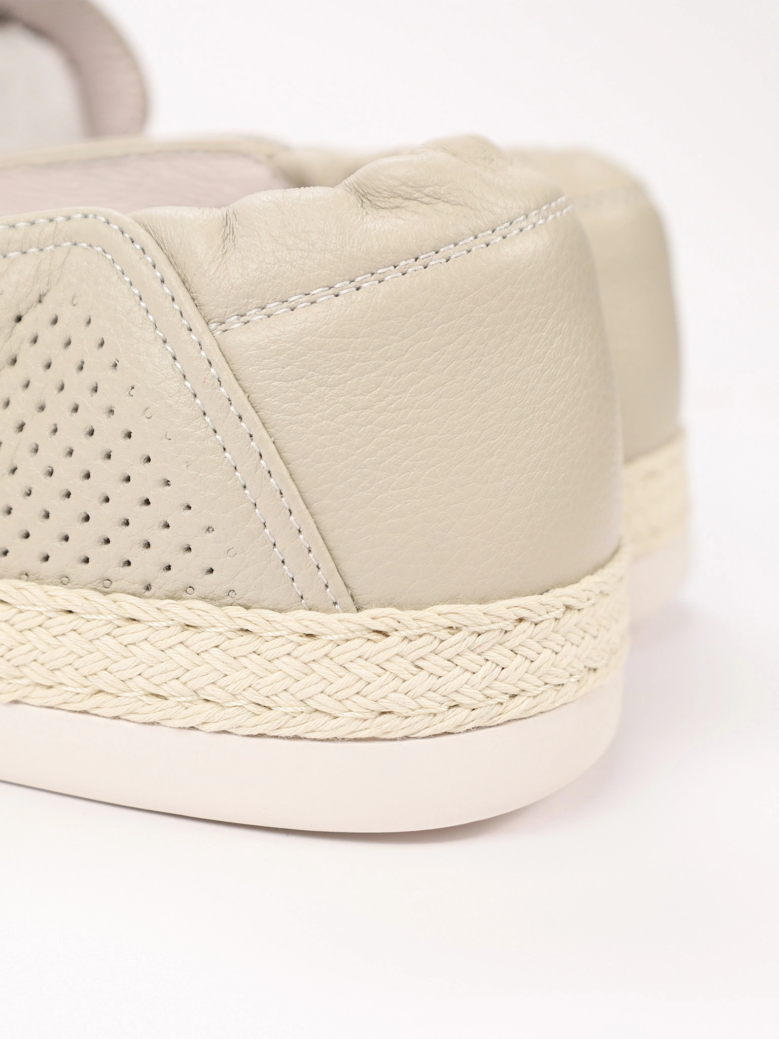 Мокасины светло-серого цвета с перфорацией на низкой подошве